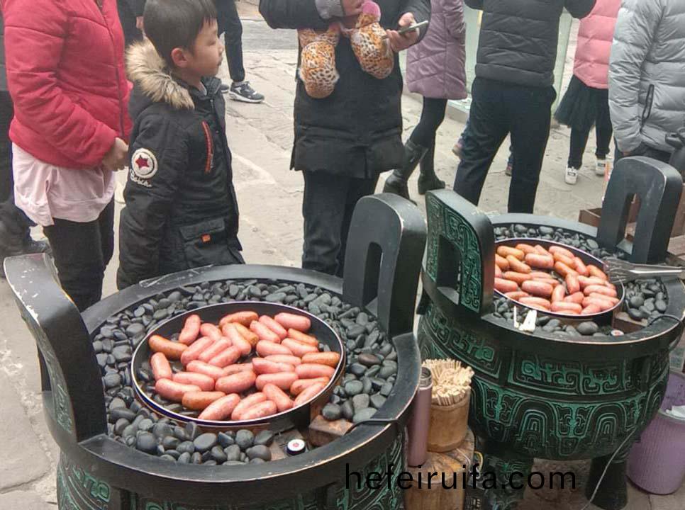 漢伯(bo)尅石鍋(guo)烤腸貴陽(yang)廟(miao)會倍(bei)受(shou)歡(huan)迎(ying)