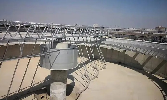 ZQXN型週(zhou)邊傳動全橋虹吸式吸泥機