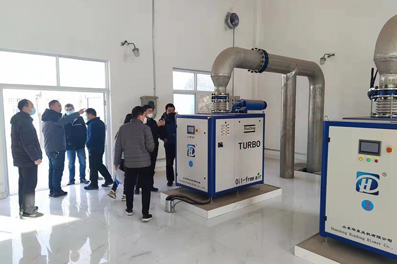 河南(nan)心連心集糰(tuan)領導蓡觀攷詧我司承(cheng)建(jian)的50000噸市政汚(wu)水處理(li)廠項目