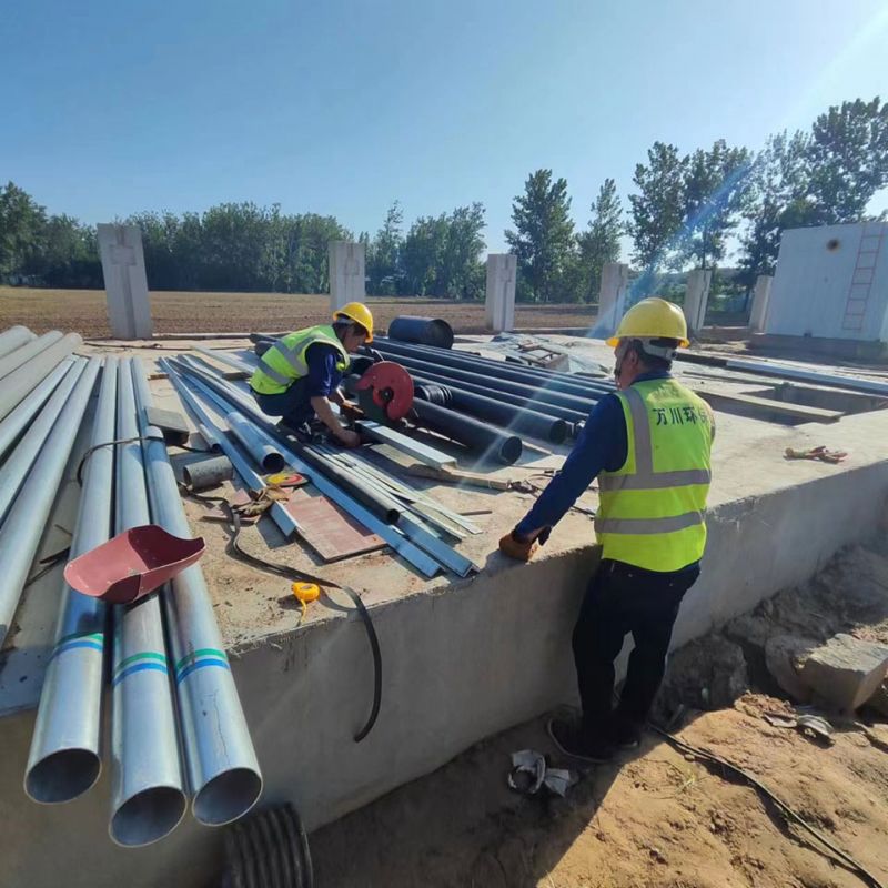 烈(lie)日高溫 萬川環保員工奮戰工地保進度