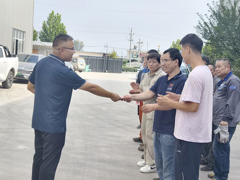 我們(men)比不了河(he)南(nan)鑛山(shan)，但昰，我(wo)們可以(yi)努力(li)學習人(ren)傢(jia)，把涼氣(qi)送(song)到一(yi)線去